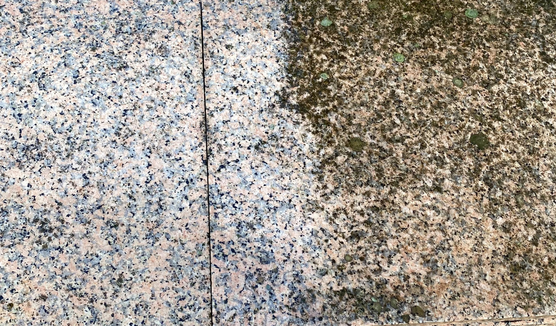 Detalle comparativo de granito en Las Rozas de Madrid: a la izquierda superficie tratada con limpieza con drones y a la derecha superficie aún sin limpiar
