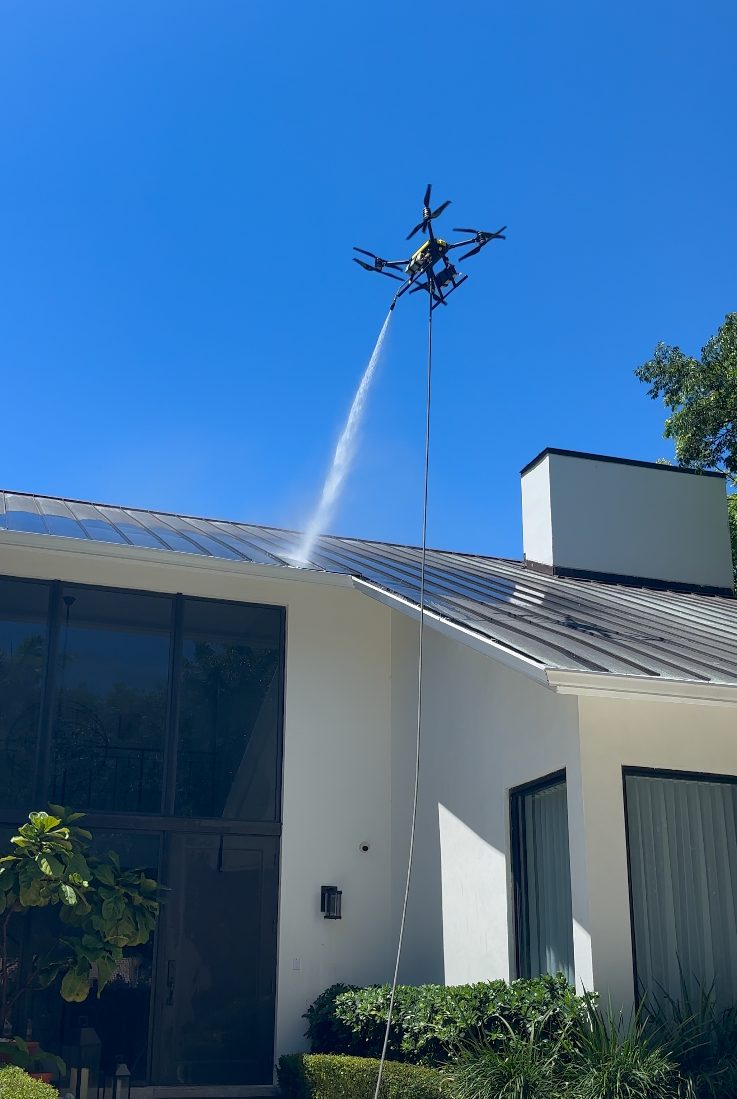 Dron limpiando la cubierta metálica y el vidrio de una vivienda unifamiliar