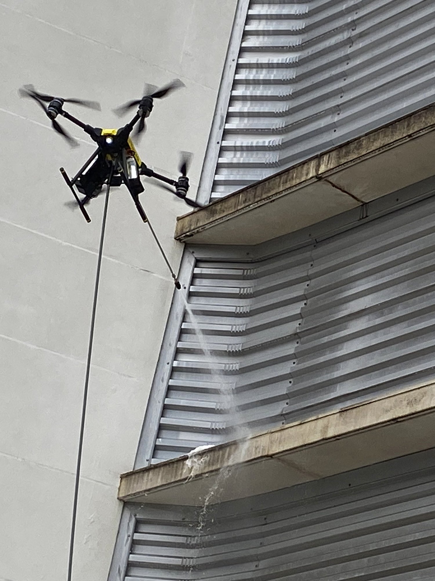 Dron de EURODRON limpiando la fachada de un centro comercial en Valladolid